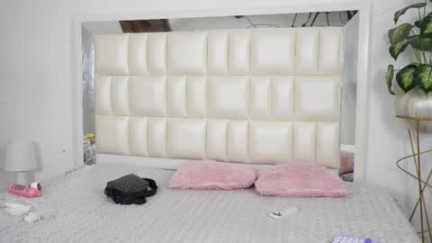 Snapshot of aradia_01 chatting on 09.09.25 online show from 09.09.25