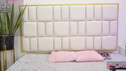 Snapshot of aradia_01 chatting on 12.15.25 online show from 12.15.25