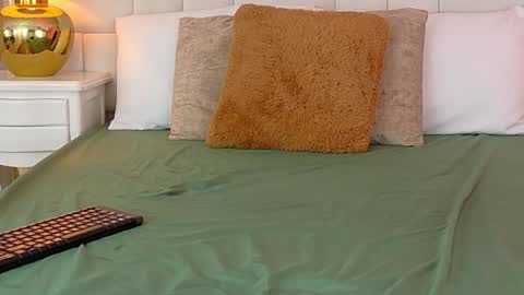 Snapshot of aralewis chatting on 04.11.26 online show from 04.11.26