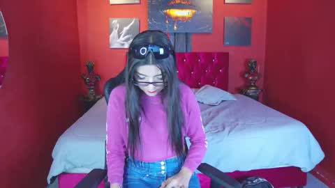 Snapshot of aranza_ross chatting on 11.05.25 Aranza online show from 11.05.25