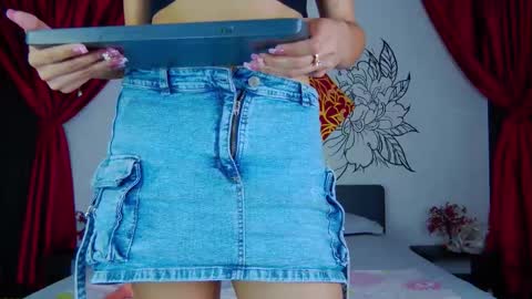 Snapshot of aranza_ross chatting on 12.05.25 Aranza online show from 12.05.25