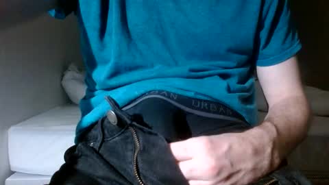 Snapshot of arekusan6 chatting on 12.19.25 Arek online show from 12.19.25