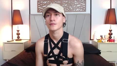 Snapshot of aria_and_orien chatting on 03.11.25 aria y orien online show from 03.11.25