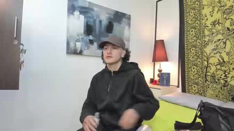 Snapshot of aria_and_orien chatting on 10.31.25 aria y orien online show from 10.31.25