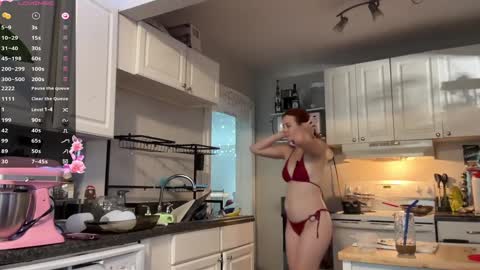 Snapshot of aria_fields_ chatting on 09.10.25 Aria Fields online show from 09.10.25