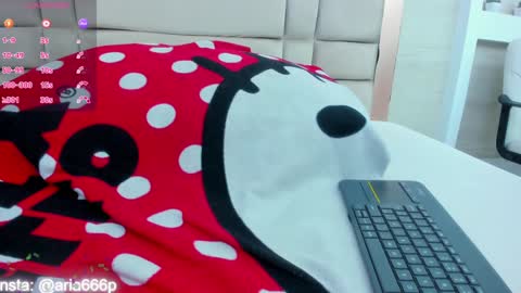 Snapshot of aria_paul chatting on 01.18.25 aria online show from 01.18.25