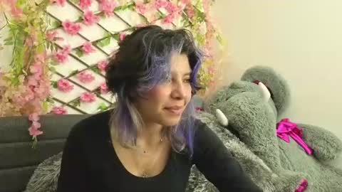 Snapshot of aria_silk chatting on 06.25.26 aria_silk online show from 06.25.26
