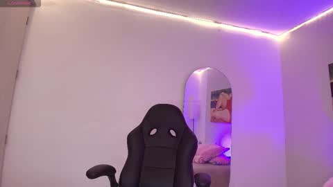 Snapshot of ariaa_vixen chatting on 12.15.25 ariaa_vixen online show from 12.15.25