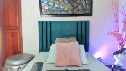 Snapshot of ariadnaholt chatting on 11.09.25 AriadnaHolt online show from 11.09.25