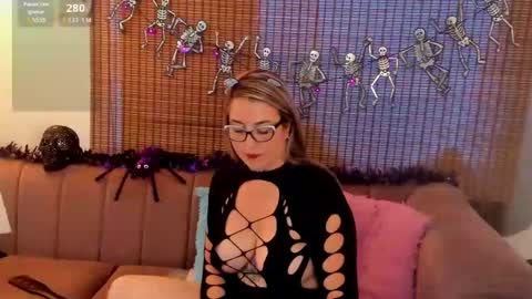 Snapshot of ariana_cross_ chatting on 10.22.25 Ariana Cruz online show from 10.22.25