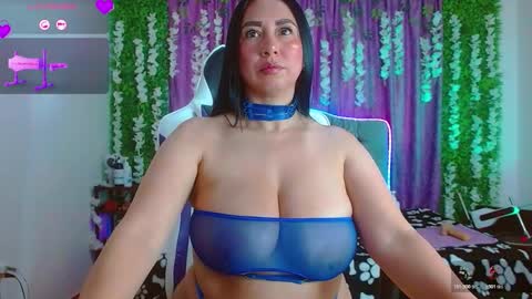 Snapshot of ariana_lopez22 chatting on 11.08.25 Ariana online show from 11.08.25