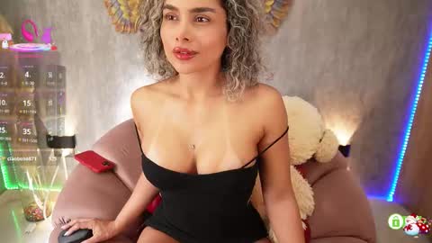 Snapshot of ariana_valdirii chatting on 11.20.25 cristina online show from 11.20.25