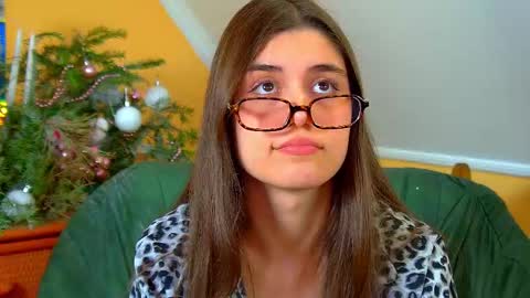 Snapshot of arianaallens chatting on 12.19.25 Ariana online show from 12.19.25