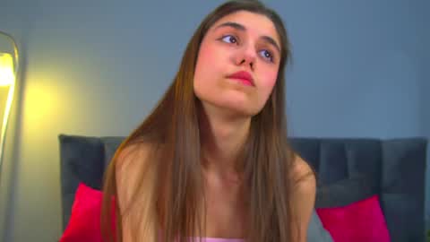 Snapshot of arianaallens chatting on 12.23.25 Ariana online show from 12.23.25