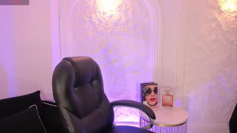 Snapshot of arianadumont chatting on 11.12.25 Ariana Dumont online show from 11.12.25