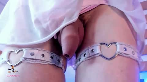 Snapshot of arianasantana chatting on 10.30.25 Ari online show from 10.30.25