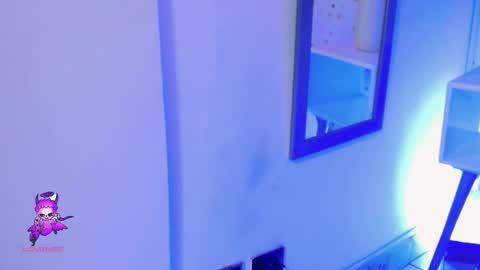 Snapshot of arianasantana chatting on 11.10.25 Ari online show from 11.10.25