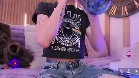 Snapshot of arianasantana chatting on 11.15.25 Ari online show from 11.15.25