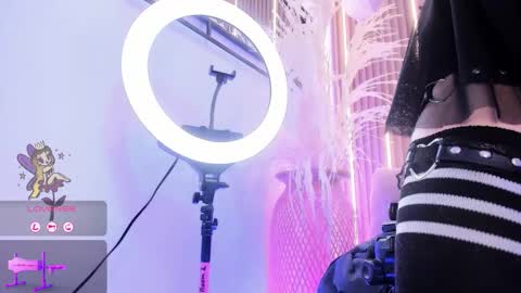 Snapshot of arianasantana chatting on 11.17.25 Ari online show from 11.17.25