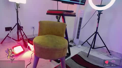 Snapshot of arianasantana chatting on 11.18.25 Ari online show from 11.18.25