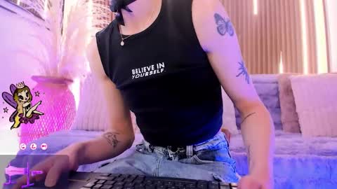 Snapshot of arianasantana chatting on 11.24.25 Ari online show from 11.24.25