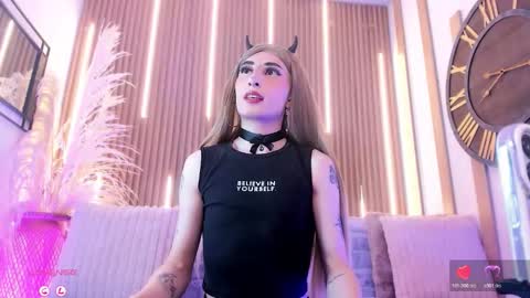 Snapshot of arianasantana chatting on 12.02.25 Ari online show from 12.02.25