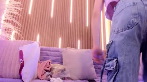 Snapshot of arianasantana chatting on 12.14.25 Ari online show from 12.14.25