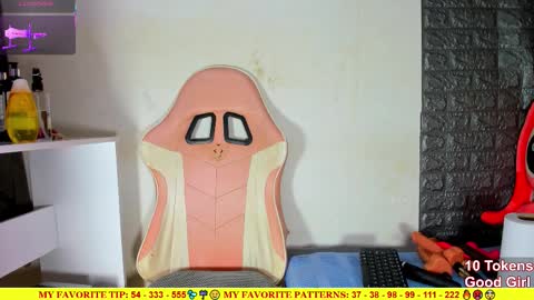 Snapshot of ariannalewis1 chatting on 11.23.25 Arianna online show from 11.23.25