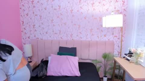 Snapshot of ariannaliss chatting on 12.17.25 Arianna online show from 12.17.25