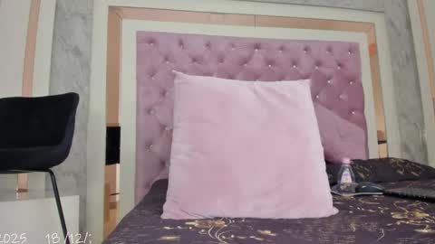 Snapshot of ariel_versace chatting on 12.18.25 ARIEL online show from 12.18.25