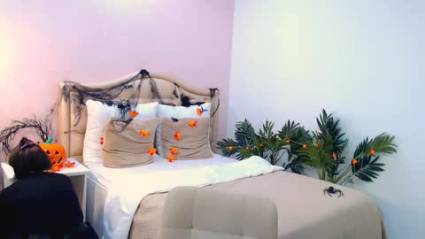 Ari online show from 10.31.25