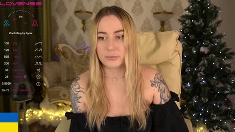 Snapshot of arolinanight chatting on 12.17.24 AROLINA online show from 12.17.24