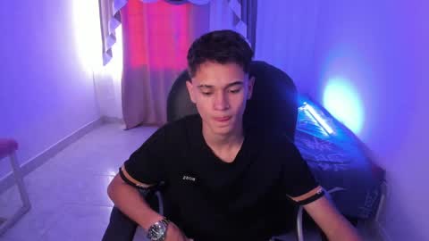 Snapshot of aron_boyy chatting on 11.01.25 Aaron online show from 11.01.25