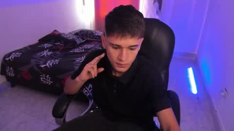 Snapshot of aron_boyy chatting on 12.02.25 Aaron online show from 12.02.25