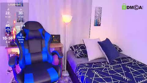 Snapshot of arontroy_wi chatting on 11.03.25 noah and ivy online show from 11.03.25