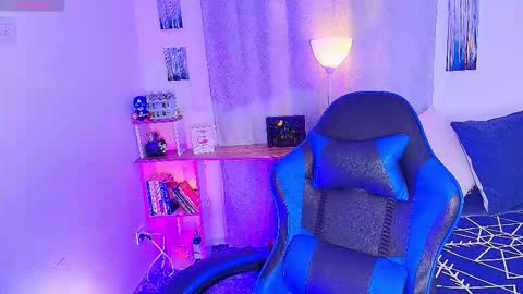 Snapshot of arontroy_wi chatting on 11.20.25 noah and ivy online show from 11.20.25