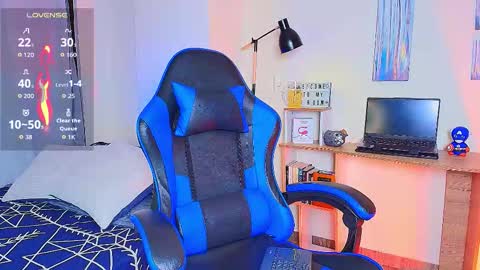 Snapshot of arontroy_wi chatting on 12.16.25 noah and ivy online show from 12.16.25