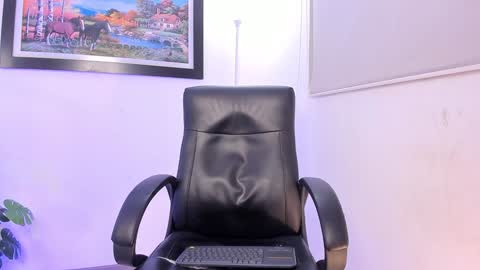 Snapshot of aroon_connor chatting on 01.05.25   online show from 01.05.25