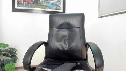 Snapshot of aroon_connor chatting on 02.04.25   online show from 02.04.25