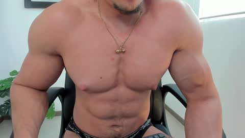 Snapshot of aroon_connor chatting on 02.05.25   online show from 02.05.25