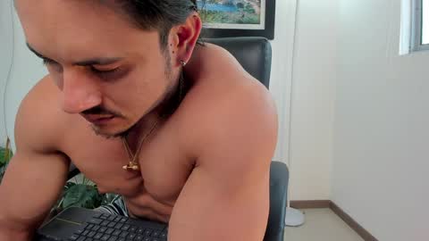 Snapshot of aroon_connor chatting on 02.06.25   online show from 02.06.25