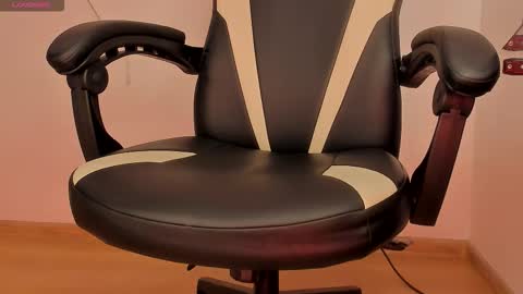 Snapshot of arshissa chatting on 12.16.25 Arshi online show from 12.16.25