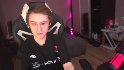 Snapshot of art_hunter chatting on 12.15.25 Alex online show from 12.15.25