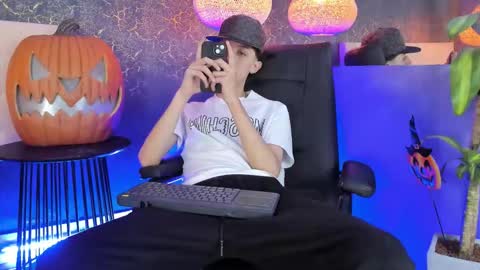 Snapshot of arthurcox_ chatting on 10.26.25 arthurcox_ online show from 10.26.25