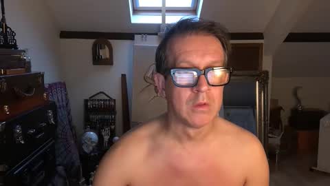 Snapshot of artisterotic chatting on 11.16.25 artisterotic online show from 11.16.25