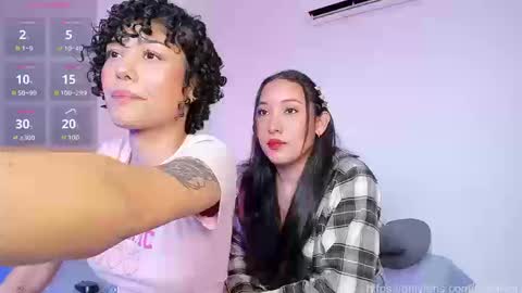 Snapshot of ary_and_kel chatting on 09.11.25 Ariana and Kelsieh online show from 09.11.25