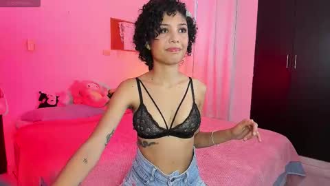 Snapshot of ary_and_kel chatting on 12.01.25 Ariana and Kelsieh online show from 12.01.25