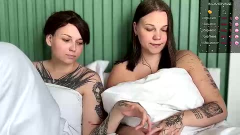 Arya brunett and Cassie blond online show from 09.15.25