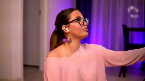 Lunaa  online show from 11.26.25