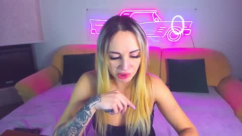 Snapshot of ashley_crashly chatting on 01.05.25 Alina online show from 01.05.25